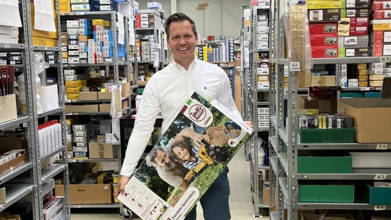 Der Handel l&auml;uft wie auf Schienen: Gesch&auml;ftsf&uuml;hrer Bj&ouml;rn D&ouml;ring im Lager des Modellbahnshops Lippe. - &copy; Kyrill von Matuschka