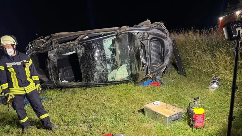 Die Feuerwehr musste den eingeklemmten Fahrer zunächst aus dem Fahrzeug befreien. - © Feuerwehr Extertal