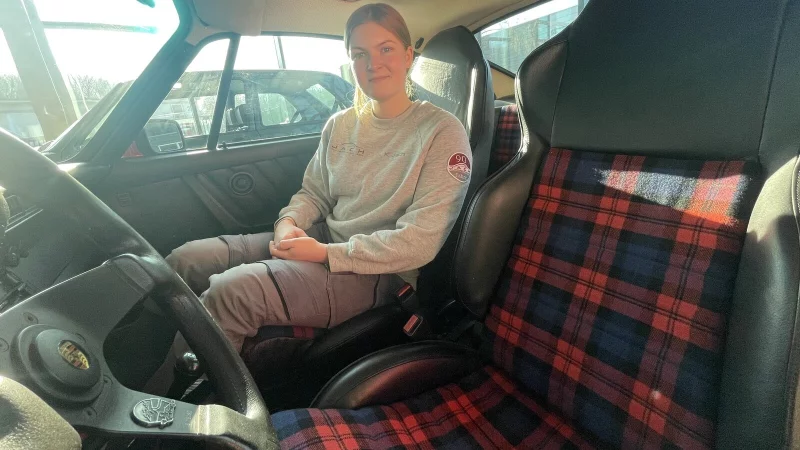 Sattlermeisterin Katharina Jach (25) aus Bad Salzuflen sitzt auf ihrem Meisterst&uuml;ck. In 44 Arbeitsstunden hat sie an vier Tagen in der Werkstatt das Innenleben des Porsche-Oldtimers restauriert. - &copy; Silke Buhrmester