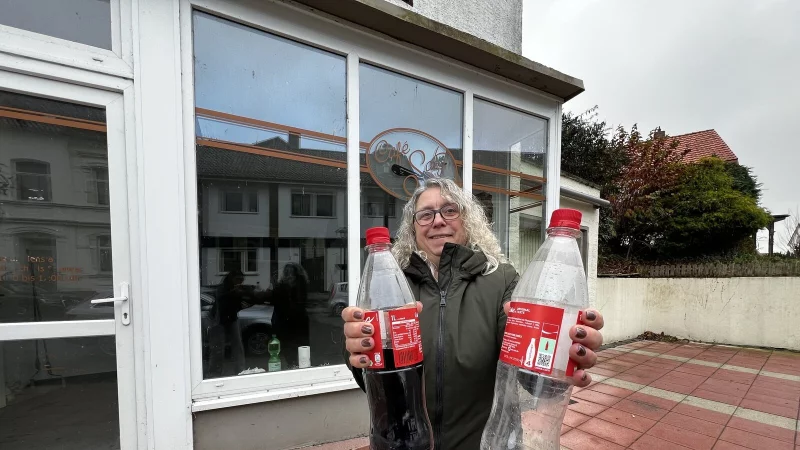 Flasche leer oder doch noch halbvoll? Leerstände gibt es derzeit viele in der Blomberger Innenstadt. Gastronomin Katja Wiegräbe würde sich mehr Mut auf Händlerseite und mehr Unterstützung durch die Blomberger Kunden wünschen. Damit Lokale und Einzelhandel eine Chance haben. Im ehemaligen "Café Satz" tut sich offenbar etwas. Was genau, ist noch nicht ersichtlich. - © Seda Hagemann