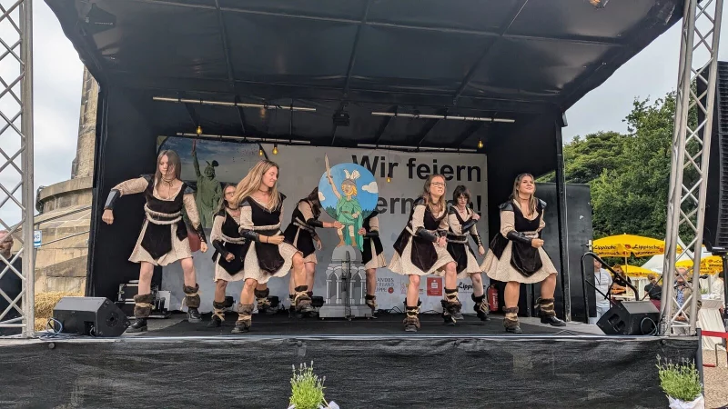 Die "Funkies" von den Sportfreunden Berlebeck-Heiligenkirchen lassen im Thusnelda-Look die B&uuml;hne erbeben. - &copy; Yvonne Glandien