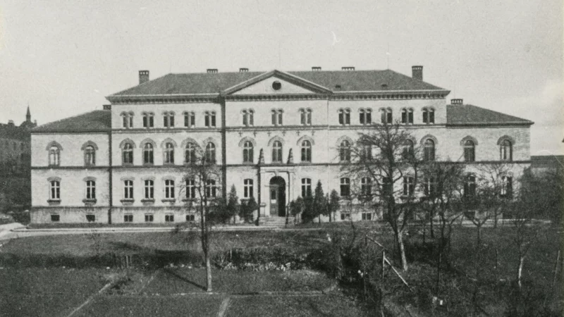 So sah der heutige Altbau des Grabbe-Gymnasiums im Jahr 1925 aus. Damals war dort noch das Landes-Lehrer-Seminar beheimatet. - © Lippische Landesbibliothek Detmold