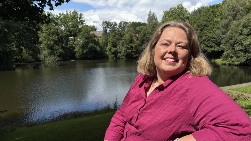 Ilka Kottmann, SPD, an einem ihrer Lieblingspl&auml;tze am Donper Teich. - &copy; Martin Hostert