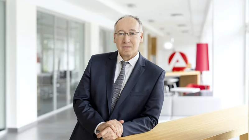 Roland Schüßler ist Chef der Arbeitsagentur in NRW - und erprobt derzeit in einem Modellprojekt, wie Menschen schneller in ein Arbeitsverhältnis vermittelt werden können. - © Frauke Schumann Fotografie