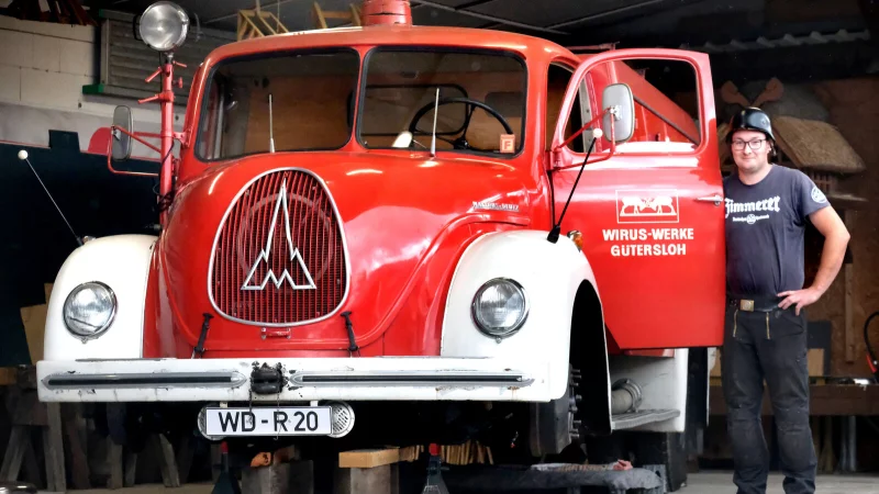 Aufgebockt wartet der Magirus Rundhauber aus dem Jahr 1954 auf seine General&uuml;berholung. Zimmermeister Mario Pagenkemper will ihn wieder auf G&uuml;terslohs Stra&szlig;en bringen. - &copy; Andreas Fr&uuml;cht