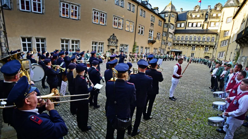 Feierlich begehen die Detmolder Schützen ihren Zapfenstreich. - © Nicole Ellerbrake