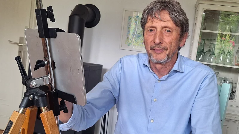 Stefan Wein ist mit Staffelei, iPad und Pencil ausgestattet und zeichnet auf Veranstaltungen Karikaturen von Menschen. - &copy; Peter Heidbrink