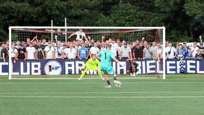 So war es im August 2024: Lipperreihes Torwart Simon Danne im Elfmeterduell mit Arminias Schlussmann Jonas Kersken. - &copy; Oliver K&ouml;nig