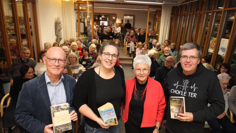 Von Sachbuch bis Krimi: Detlef H&ouml;ltke (von links), Carolin Engels, Moderatorin Elisabeth Webel und Gregor Schwarz bei der Veranstaltung "Ganz Ohr sein" in der Stadtb&uuml;cherei Lemgo. - &copy; Jens Rademacher