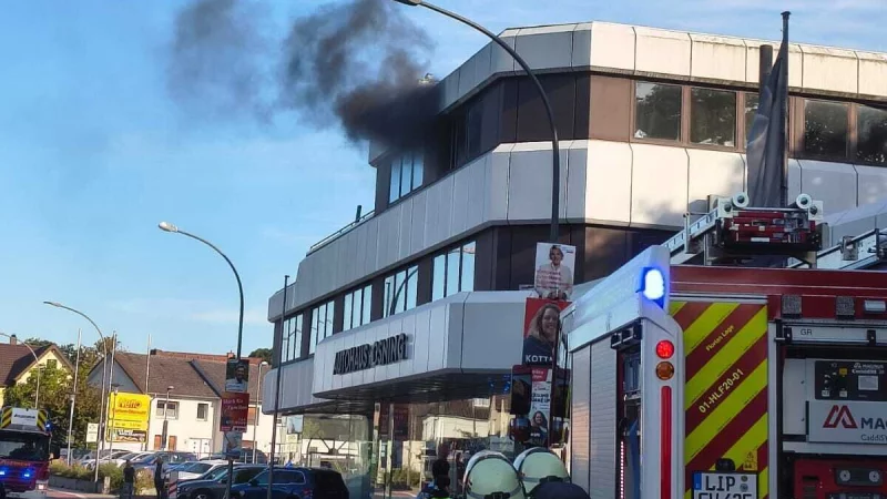 Schon bei Ankunft der Feuerwehr dringt dichter Rauch aus dem Obergeschoss. - © Feuerwehr Lage