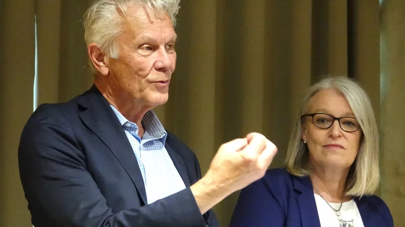 Dr. Wolfgang Steven (Astrologe), gelernter Apotheker und Diplombetriebswirt, hier neben Dr. Susanne Hilker vom Weserrenaissance-Museum. - © Axel Bürger