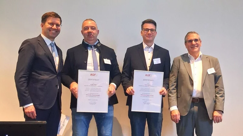 AGF-Gesch&auml;ftsf&uuml;hrer Konstantin Golombek (links) und AGF-Vizepr&auml;sident Norbert L&ouml;tz (rechts) zeichneten Andr&eacute; Pfeil (Harry-Brot, 2. von links) und Felix G&auml;rtner (Resch&Frisch Holding) als beste Backmanager aus. - &copy; Maike Fraune