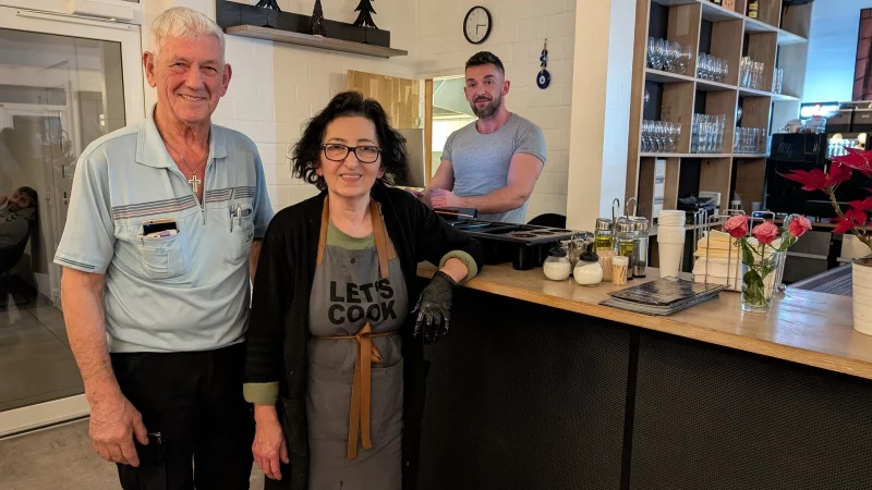 Restaurant "Mythos" am Tennisclub Lemgo: Nikos Kyritsis (hinten) mit seinen Eltern Ifigeneia und Christos. - &copy; Annika Langhagel