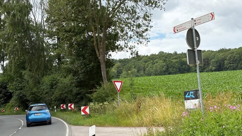 Hier heißt es für Radler: Ab durch den Wald Richtung Wahmbeckerheide. Eine gefährliche Strecke. - © Martin Hostert