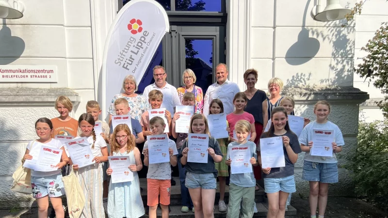 Viel Begeisterung fürs Lesen: Die besten Vorleser aus 16 lippischen Grundschulen freuen sich gemeinsam mit der Jury über ein hochkarätiges Finale des Vorlesewettbewerbs. Ariane Mügge (5. von links vorne) holte den ersten Platz. - © Dr. A. Heinrike Heil