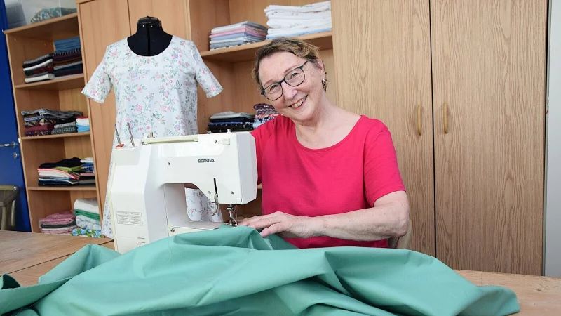 Christel Holzapfel freut sich, dass f&uuml;r die N&auml;hwerkstatt neben M&ouml;bel auch Stoffe und vieles mehr gespendet worden ist. Im Hintergrund eine Schneiderpuppe, die den liebevollen Kosenamen Dulcinea tr&auml;gt. Foto: Karin Prignitz - &copy; Karin Prignitz