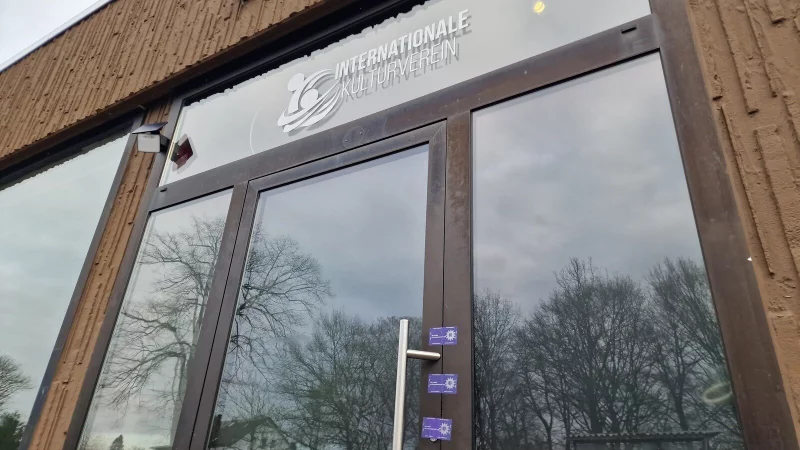 Die T&uuml;ren des "Internationalen Kulturvereins" am Biesterberg sind versiegelt. - &copy; Nadine Uphoff
