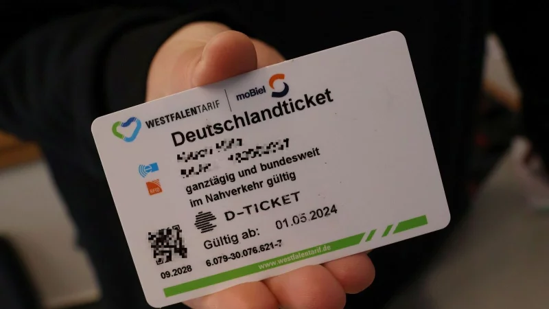 Weil beim Verkehrsunternehmen OWL-Verkehr eine neue Bankverbindung zu sp&auml;t im System erfasst wurde, hatte Famile Dogan viele Probleme mit dem Deutschlandticket. - &copy; Marco Hilla