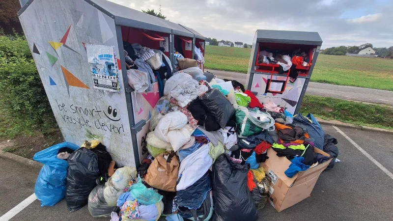 Rund um Kleidercontainer sammeln sich immer mehr Spenden und M&uuml;ll. - &copy; Peter Heidbrink