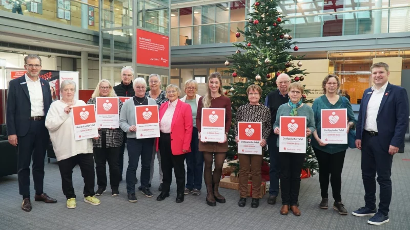 Die Sparkasse Lemgo spendet 20.000 Euro f&uuml;r soziale Mittagstische und Tafeln. - &copy; Sparkasse Lemgo