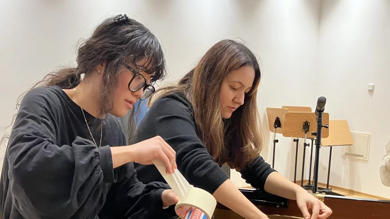 Theodora Winter (Lehrkraft der Johannes-Brahms-Musikschule) und ihre Sch&uuml;lerin Vi Truong experimentieren gemeinsam am Klavier. - &copy; Stadt Detmold