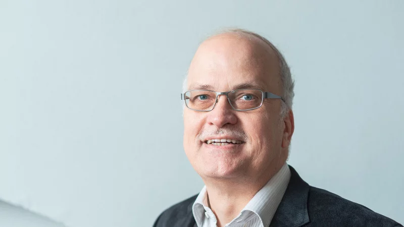 Der aus Lage stammende Historiker Professor Dr. Arnd Bauerkämper hält in Detmold einen Vortrag zum Ende des zweiten Weltkriegs. - © Bernd Wannenmacher