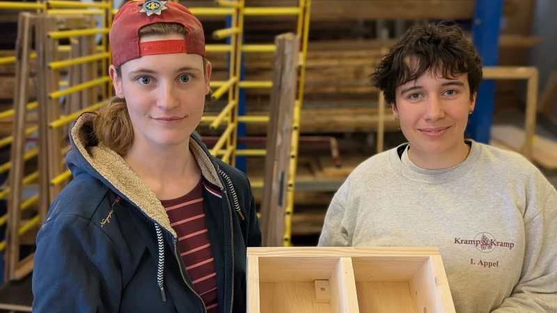 Die eewerk-Besch&auml;ftigte Freyja Horstmann (links) und die angehende Tischlerin Ida M&ouml;ller mochten die Idee des Projekts "Schichtwechsel" auf Anhieb. In den jeweils anderen Betrieb hinein zu schnuppern und sich kennenzulernen sei bereichernd. - &copy; Annika Langhagel