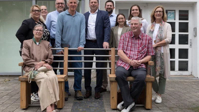 Weihen die neue „Hopp‘-ma‘“-Haltestelle ein: (vorn von links) Marion Kettelhake, Vorsitzende des Seniorenbeirats Detmold, Claudio Berthold, Vorsitzender des Beirats für Belange der Menschen mit Behinderung. (hinten von links) Sabine Rosner (In Zukunft Detmold), Kathrin Heyne (Team Verkehr, Stadt Detmold), Christian Schmidt (die Händler), Hubertus Stolte (Lebenshilfe), Bürgermeister Frank Hilker, Maximilian Seidel (Lebenshilfe), Ann-Christin Lüersen (In Zukunft Detmold), Denise Spintzyk (die Händler), Gabi Disse (Koordination Seniorenarbeit Stadt Detmold). - © Torben Gocke