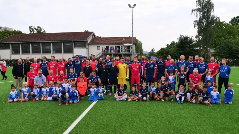 Alle Mann aufs Foto: Schon vor dem Anpfiff herrschte gute Stimmung auf dem Sportplatz an der Lageschen Straße. - © Jörg Hagemann