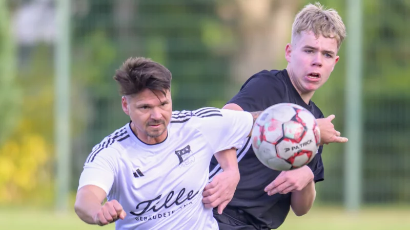 Immer wieder lieferten sich Fynn Luca Jobst (rechts) von der FSV Pivitsheide und Marco Bovino vom TuS Horn-Bad Meinberg packende Duelle. - &copy; Egon Penner