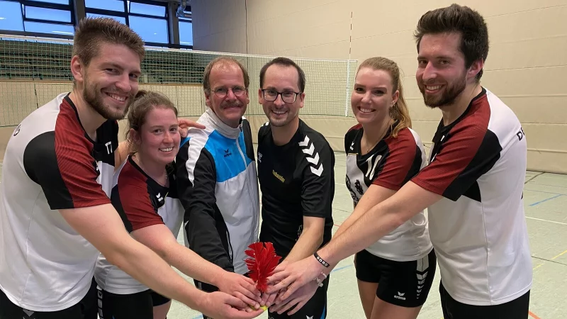 Die Spielerinnen und Spieler des CVJM Sylbach/Pivitsheide sind bereit für die WM: (von links) Tom Zimmermann, Johanna Bejer, stellvertretender Abteilungsleiter Stephan Kästner, Sebastian Follmer, Melina Pivit und Fabian Fortmann. - © Sebastian Lucas