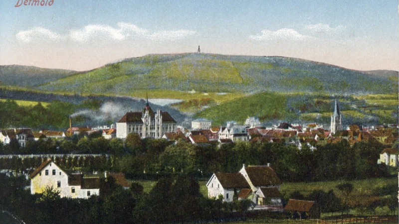 Auf dieser Postkarte thront Hermann über der Stadt. Detmold und die umliegenden Orte profitierten sehr von der touristischen Wirkung des Denkmals. - © Bildrechte: Stadtarchiv Detmold