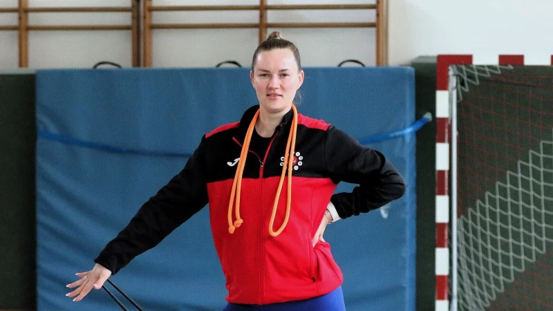 Trainerin Ksenia Terskykh, hier mit denr Ger&auml;ten Ball, Reifen, Keulen und Seil, will die Rhythmische Sportgymnastik bei der TG Lage etablieren. - &copy; Oliver K&ouml;nig