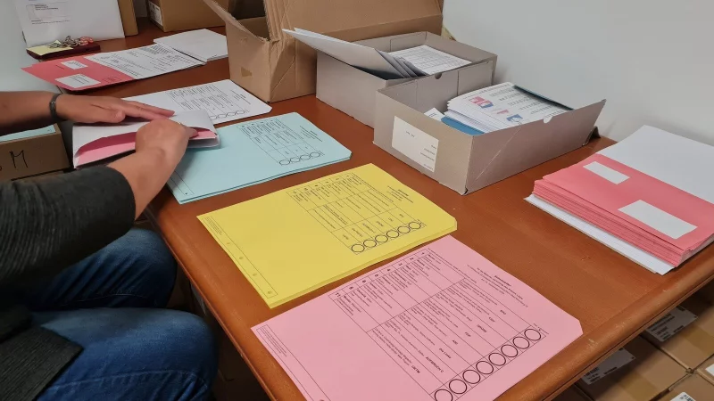 Noch mal neu sortieren: Die Stadt Blomberg muss nach dem plötzlichen Tod des Ratskandidaten Ralph Klaus Norbert Lange für den Wahlbezirk 016, also den größten Teil von Istrup, neue Stimmzettel drucken lassen. In diesem Wahlbezirk sind ab sofort bereits verschickte Wahlunterlagen ungültig. - © Symbolfoto: Marianne Schwarzer