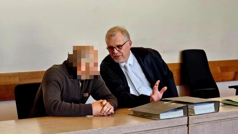 Der 42-jährige Angeklagte aus Enger (Kreis Herford) wartet an der Seite seines Verteidigers Johannes Salmen aus Lage auf den Verhandlungsbeginn. Die vorgeworfene Brandserie auf den Rohbau des Kita-Neubaus in Bad Salzuflen ist inzwischen schon ein Jahr her. - © Janet König