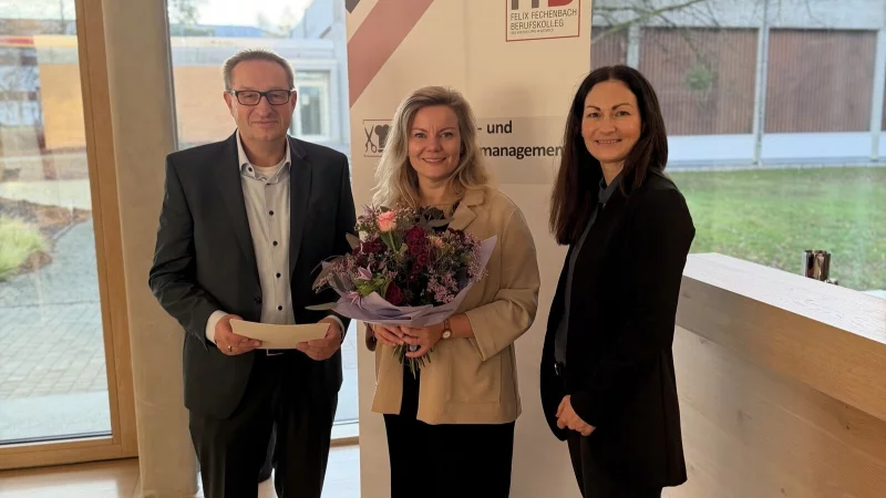 Matthias Keiser (Bezirksregierung Detmold), die neue Schulleiterin Annette Lehmköster und Karen Zereike (Eigenbetriebsleitung Schulen, Kreis Lippe) (von links). - © FFB