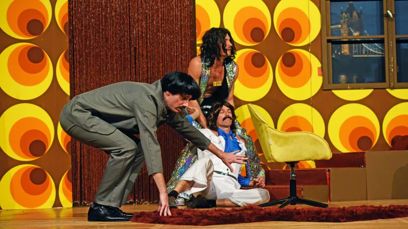 Klamauk, der sich schenll abnutzte: Aaron Jeske von links), Alexander Milz und Felix Maria Berger m&uuml;hten sich redlich, aber der Funke sprang nicht &uuml;ber. - &copy; Nicole Ellerbrake