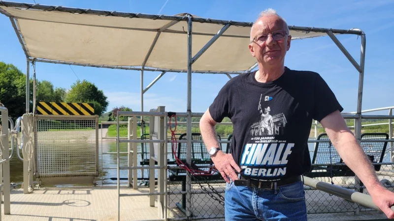 Martin Deppe bringt seit dem Jahr 2012 Passagiere &uuml;ber die Weser. - &copy; Vasco Stemmer