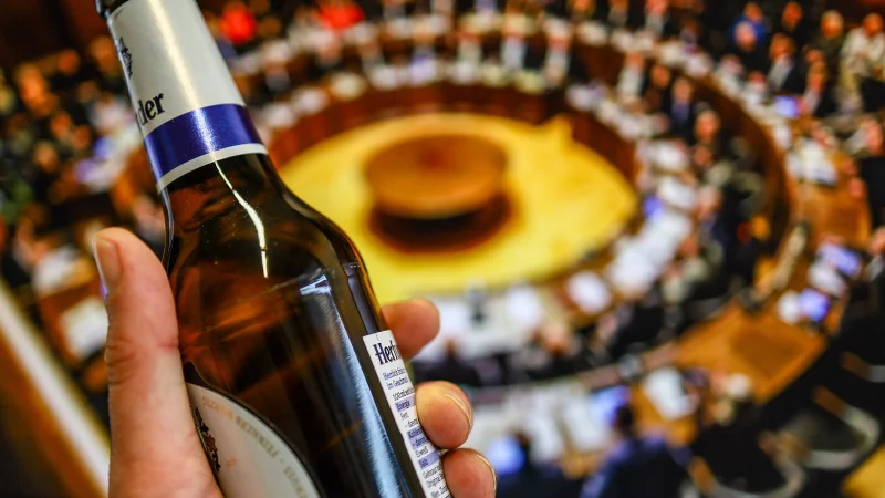 In der konstituierenden Ratssitzung in Herford hat sich ein Lokalpolitiker ein Pils genehmigt. Das sorgte kurrzeitig f&uuml;r Aufregung. - &copy; Daniel Salmon