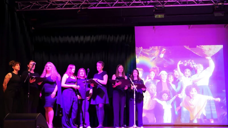 Konzert des Gesamtschulchores mit Filmmusik. Filmeinspielungen begleiten die Songs des Chores, der seitlich zur Leinwand steht. - © Thomas Krügler