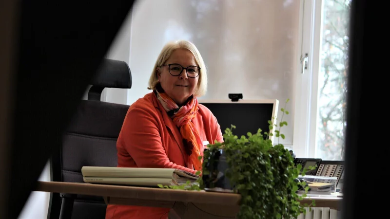 Kerstin H&ouml;ltkemeyer-Schwick an ihrem Schreibtisch in der JVA Bielefeld-Senne. Normalerweise stapeln sich hier Akten. Wegen ihres anstehenden Ruhestands hat sie bereits angefangen, aufzur&auml;umen. - &copy; Lukas Brekenkamp