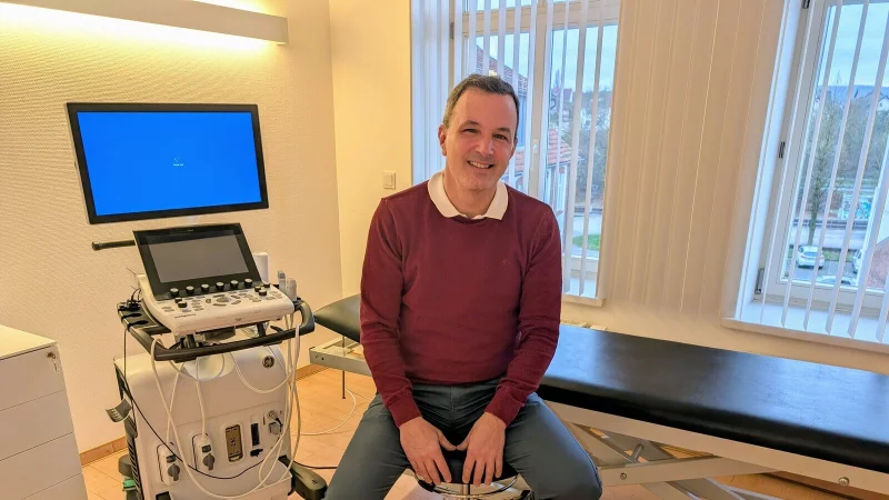 Die Ankunft des neuen Ultraschallger&auml;tes (links im Bild) war "ein emotionaler Moment": Der Kardiologe Dr. Marios Vlachojannis er&ouml;ffnet im Januar eine Praxis in Lemgo, wo er auch lebt. - &copy; Annika Langhagel