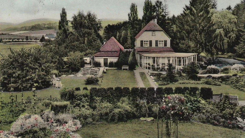 Im "Blumenparadies" Elfenborn (Inhaber: Max Wethmüller) waren diese Fußball-Bundesligisten im Trainingslager: Alemannia Aachen, RW Oberhausen, SG Wattenscheid 09, Bayer Leverkusen (die beiden Letztgenannten als Zweitligisten) und DSC Arminia Bielefeld. Mit mehreren Teams war der Trainer Karl-Heinz Feldkamp hier. Logiert wurde in Elfenborn, trainiert auf dem gepflegten Rasenplatz in Langenholzhausen. - © Sammlung Hans-Ulrich Krause, Kalletal