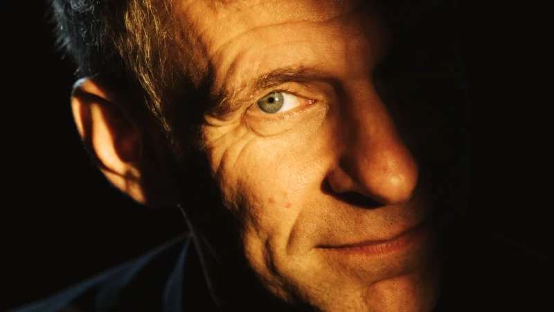 Thomas Philipzen war 20 Jahre lang Mitglied der Kabarettgruppe "Storno" und wandelt jetzt wieder auf Solo-Pfaden. Am Samstag, 25. April, pr&auml;sentiert ihn die LZ im Kurtheater in Horn-Bad Meinberg. - &copy; Kulturb&uuml;ro OWL/Wohlsein live