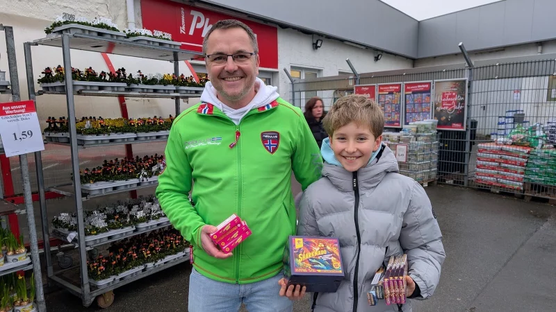 "Hab das mit meinem Papa auch schon gemacht": Holger und sein Sohn Finn (12) haben sich bei Thomas Philipps in Lemgo mit etwas Feuerwerk eingedeckt. Wichtig sei der verantwortungsbewusste Umgang. - &copy; Annika Langhagel
