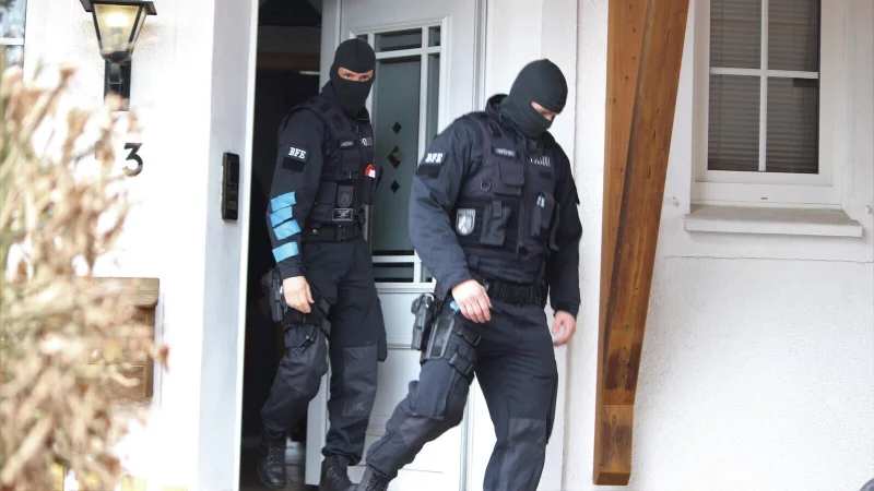 Anfang 2020 wurde die Reichsb&uuml;rger-Gruppe "Geeinte deutsche V&ouml;lker und St&auml;mme" verboten, die Polizei durchsuchte dabei unter anderem ein Haus in B&uuml;nde im Kreis Herford. - &copy; Lukas Brekenkamp