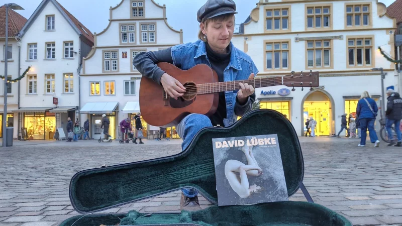 Liedermacher David L&uuml;bke zieht es auch immer wieder zur&uuml;ck in seine alte Heimat Lemgo. - &copy; Vasco Stemmer