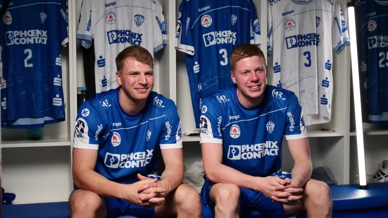 Lukas Hutecek (links) und Niels Versteijnen werden in der Kabine in Szene gesetzt. - &copy; J&ouml;rg Hagemann