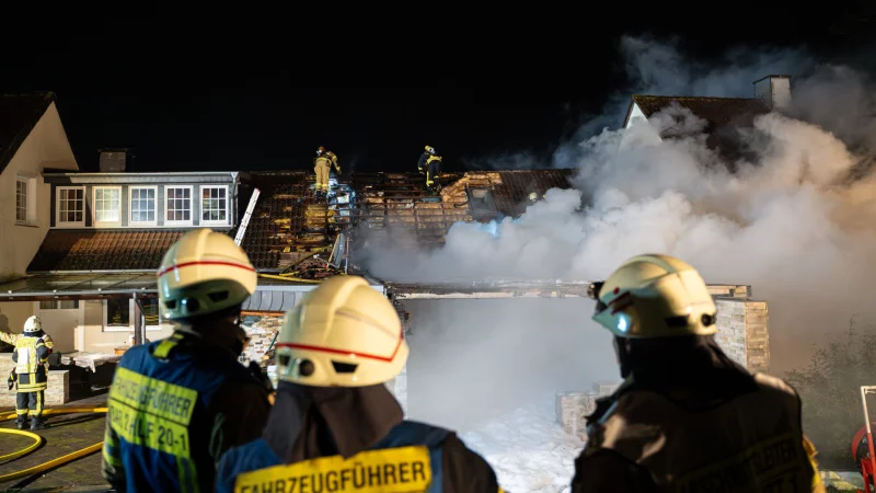 Mit insgesamt 80 Einsatzkräften war die Feuerwehr vor Ort, um den Brand am ersten Weihnachtstag 2024 zu löschen. Knapp ein Jahr später sitzt ein Beschuldigter in U-Haft. - © Freitag TV