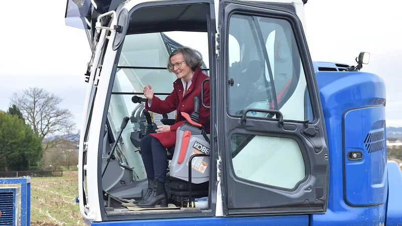 Ministerin Ina Scharrenbach bet&auml;tigt die Hebel im gro&szlig;en Bagger gekonnt. - &copy; Karin Prignitz